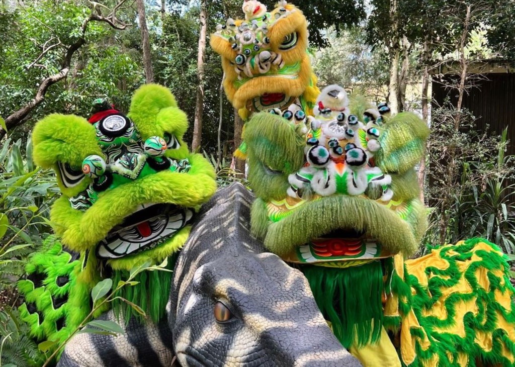 People_in_lion_dance_costumes_Mobile.jpg