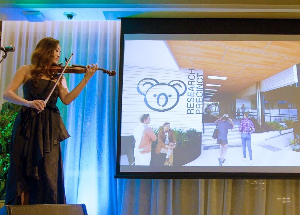 Violin_player_at_Cocktail_Event_Mobile.jpg